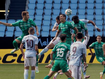 Jugadores del Celta y del Betis disputan el balón durante el encuentro disputado este sábado en el estadio de Balaidos, en Vigo. EFE / Salvador Sas.