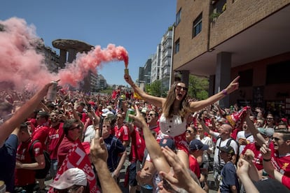 Seguidores del Liverpool queman bengalas en la 'fan zone' del equipo ingés, en Madrid.