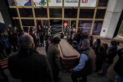 Entrada del féretro con el cuerpo de Nicolas Redondo a la capilla ardiente, en la sede de UGT en Madrid.