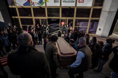 Entrada del féretro con el cuerpo de Nicolas Redondo a la capilla ardiente, en la sede de UGT en Madrid. 
