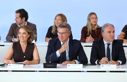 El líder del PP, Alberto Núñez Feijóo (centro) preside el Comité Ejecutivo Nacional de la formación, este lunes en Madrid.