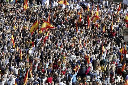 Miles de personas se han congregado en la concentración que la Asociación de Víctimas del Terrorismo (AVT) ha convocado hoy, en los Jardines del Descubrimiento de la Plaza de Colón de Madrid, para protestar por el fin de la 'doctrina Parot'.