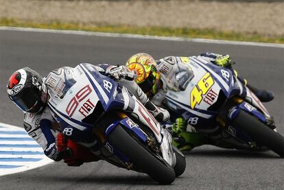 Lorenzo adelanta a su compañero de equipo Rossi, antes de dar el golpe finl ante Pedrosa.