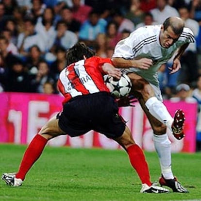 Zinedine Zidane y Guillermo Pereyra, del River Plate, se enfrentan durante el encuentro.