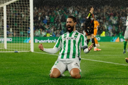 Isco celebra su gol al Madrid, el segundo del Betis en el Benito Villamarn.