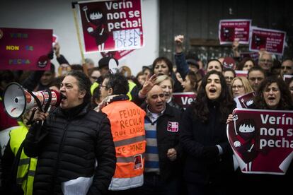 Pasada concentracion ante del Parlamento gallego, bajo el lema “Verin non se pecha”, con la movilizacion de distintas plataformas en contra del cierre del paritorio.