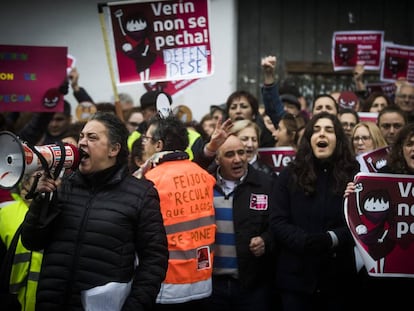 Pasada concentracion ante del Parlamento gallego, bajo el lema “Verin non se pecha”, con la movilizacion de distintas plataformas en contra del cierre del paritorio.