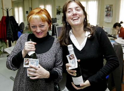 El sorteo de la loteria ha traido la suerte a Soria. Ana Martin(i) y Sandra Boutefeu, trabajadoras del periodico local Heraldo de Soria, festejan el haber sido agraciadas con el tercer premio