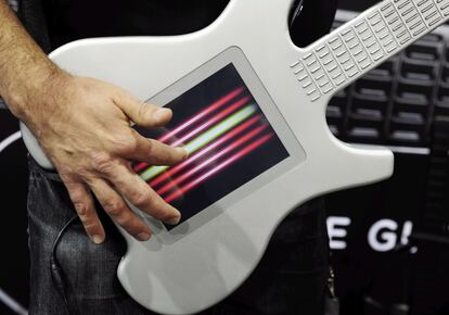 Kitara, así se llama esta guitarra digital con MDI y sintetizador integrado. La pantalla táctil presenta seis cuerdas. Saldrá al mercado este año con precios que van de los 849 a los 2899 dólares, según carcasa y prestaciones.