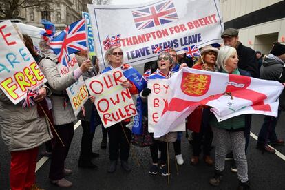 Los británicos festejan el Brexit con pancarta de "Somos libres" o "Nuestras propias reglas".