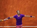Nadal celebra el punto de partido que le da el triunfo sobre Novak Djokovic durante la final masculina del Masters 1000 de Roma en el Foro Itálico.