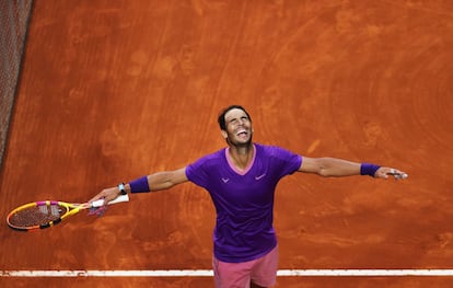 Nadal celebra la victoria contra Djokovic en el Foro Itálico de Roma.