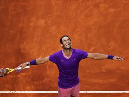 Nadal celebra la victoria contra Djokovic en el Foro Itálico de Roma.