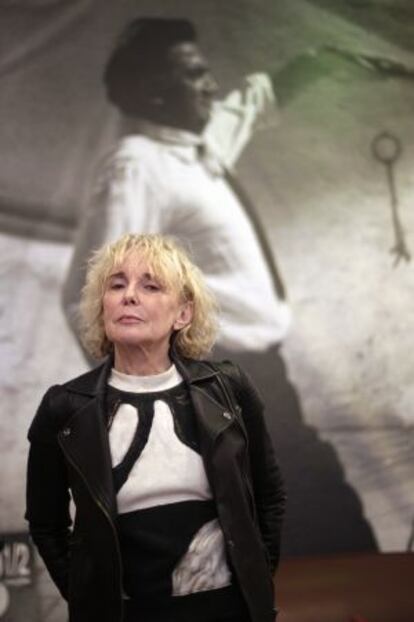 La cineasta Claire Denis, ante una fotografía de Federico Fellini.