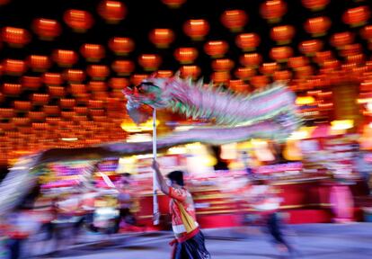 Tailandeses interpretan el tradicional baile del Dragón que conmemora las celebraciones del inicio del Año Nuevo chino, el año del Perro, en el Santuario de Siam Tai Tien Kong, en la provincia de Samut Prakan, a las afueras de Bangkok (Tailandia).