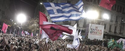 Seguidores escucha al l&iacute;der de Syriza, Alexis Tsipra en el mitin final de su campa&ntilde;a en Atenas (Grecia). 