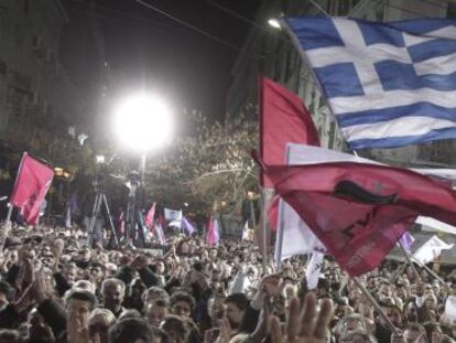 Seguidores escucha al l&iacute;der de Syriza, Alexis Tsipra en el mitin final de su campa&ntilde;a en Atenas (Grecia). 