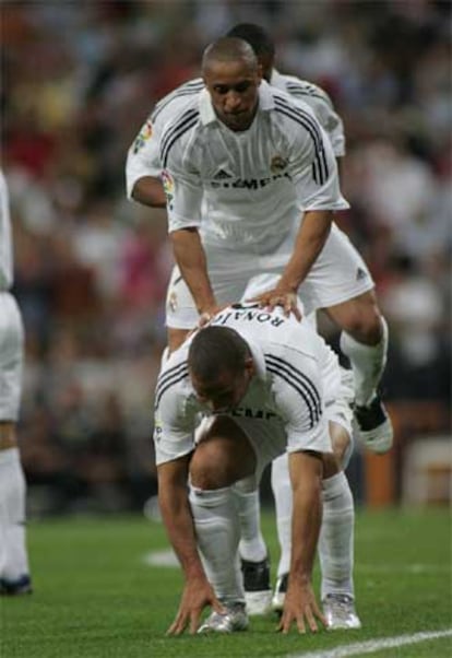 Roberto Carlos, saltando a la pídola sobre Ronaldo.