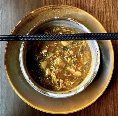 Sopa agripicante de rabo y hongos boletus en el wok. J.C. CAPEL