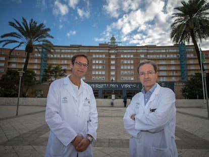 Olaf Neth (izq.), jefe de enfermedades infecciosas pediátricas del Hospital Virgen del Rocío de Sevilla y José Miguel Cisneros, director de la unidad de enfermedades infecciosas de dicho hospital.