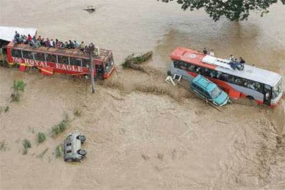 En la imagen, decenas de pasajeros atrapados en el río tras ser soprendidos por la tormenta.