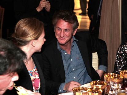 Sean Penn mira sonriente a Scarlett Johansson, en presencia de la jequesa de Catar.