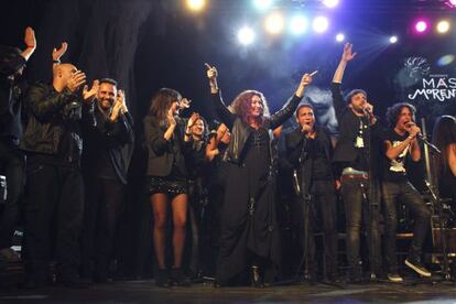 Los artistas saludan al público durante el concierto homenaje al cantaor granadino Enrique Morente celebrado en La Riviera, de Madrid.