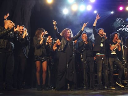 Los artistas saludan al p&uacute;blico durante el concierto homenaje al cantaor granadino Enrique Morente celebrado en La Riviera, de Madrid. 