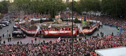 Los jugadores del Atlético en la fuente de Neptuno.