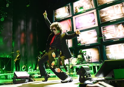 El cantante Enrique Bunbury durante su concierto en el estadio de la Romareda, a 6 de julio de 2024, en Zaragoza, Aragón. 