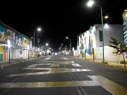 Una calle de Iztapalapa de noche con la nueva iluminación. I.G.