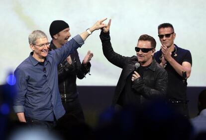 El CEO de Apple Tim Cook (izquierda) y Bono, l&iacute;der de U2, en la presentaci&oacute;n del iPhone 6 en Cupertino. 