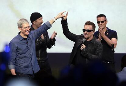 El CEO de Apple Tim Cook (izquierda) y Bono, líder de U2, en la presentación del iPhone 6 en Cupertino.