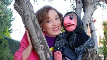 La ventrílocua Mari Carmen con su muñeco más popular, Doña Rogelia, en 2017.