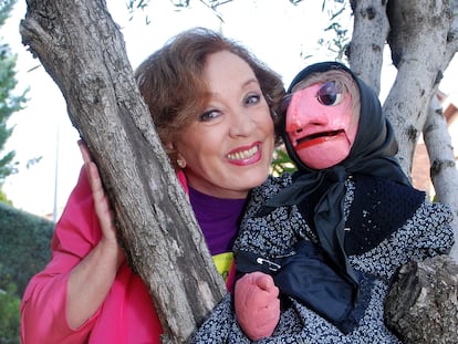 La ventrílocua Mari Carmen con su muñeco más popular, Doña Rogelia, en 2017.