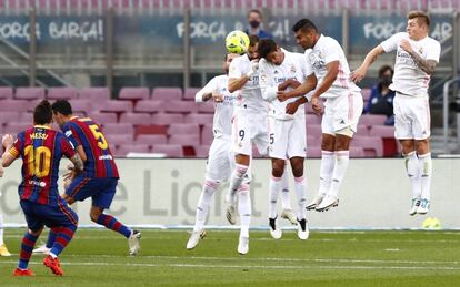 Lionel Messi patea el balón durante una falta.