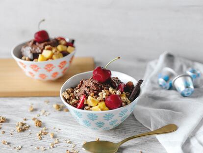 Así queda el helado 'healthy' de plátano&cacao con toppings y frutas.