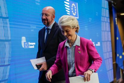 La presidenta de la Comisión Europea, Ursula von der Leyen, y el del Consejo Europeo, Charles Michel, en una conferencia de prensa tras el primer día de cumbre en Bruselas.