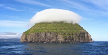 La pequeña isla rocosa Litla Dímun, en las islas Feroe, con un sombrero de nubes.