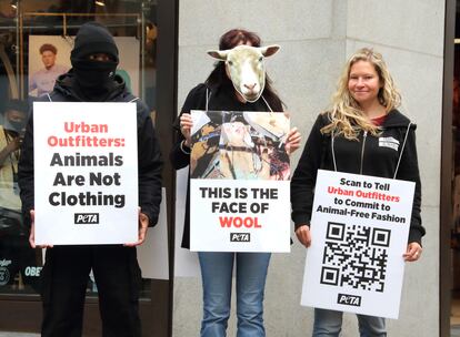 Activistas de PETA en la puerta de uno de sus locales ne 2020 para denunciar el uso de pieles animales