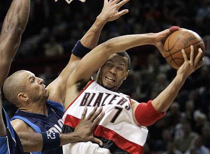 Brandon Roy captura un rebote ante Jason Kidd.