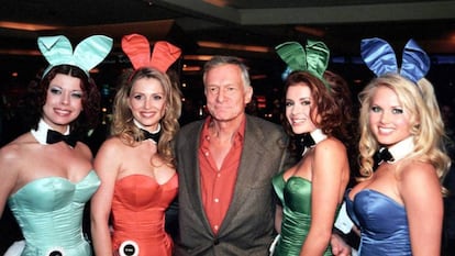 Hugh Hefner mientras posa para una fotograf&iacute;a junto con modelos en el hotel Hard Rock en Las Vegas, (Estados Unidos), en 2001.