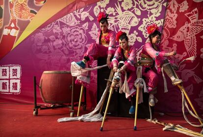Artistas chinos se quitan los zancos tras su actuación en el Festival de Primavera celebrado en Pekín.