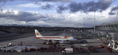 Un avi&oacute;n de Iberia en una pista de la Terminal T4 de Barajas.