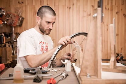 Las bicicletas que salen del taller de Arregui Velázquez en Madrid son consideradas auténticas joyas artesanales. Están hechas a medida, de manera que cada una se adapta a la complexión física de cada cliente. Además, realizan cursos de diseño y de construcción de bicis. www.arreguivelazquez.com.