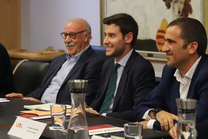 El Consejo Superior de Deportes (CSD) y la Comisión de Representación, Normalización y Supervisión, que Vicente del Bosque (i), reciben este miércoles a una delegación de la FIFA, la UEFA y la RFEF.