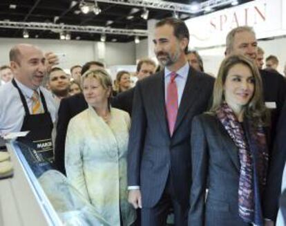 Los príncipes de Asturias Felipe (2ºdcha) y Letizia (dcha) visitan los stands de las empresas españolas que participan en l aFeria de alimentación Anuga, la mayor del mundo en este sector, que se celebra en Colonia (Alemania) hoy, lunes 7 de octubre de 2013.