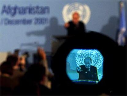 El portavoz del enviado de la ONU para Afganistán, Ahmad Fawzi, visto a través de una cámara de televisión durante su rueda de prensa de Bonn.