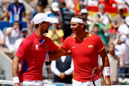 Novak Djokovic y Rafael Nadal durante el partido en segunda ronda de los Juegos Olímpicos.