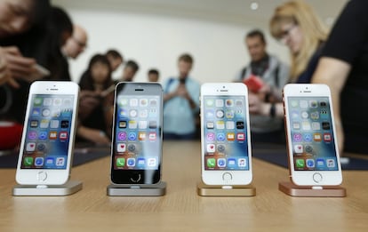 O iPhone SE foi apresentado em 21 de março de 2016. Recupera a aparência do 5 e soma uma nova cor às três disponíveis anteriormente: o ouro rosa.